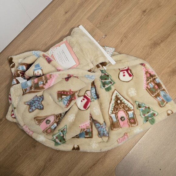 NWT Cupcakes & Cashmere Faux Fur Gingerbread House Throw - Picture 3 of 4